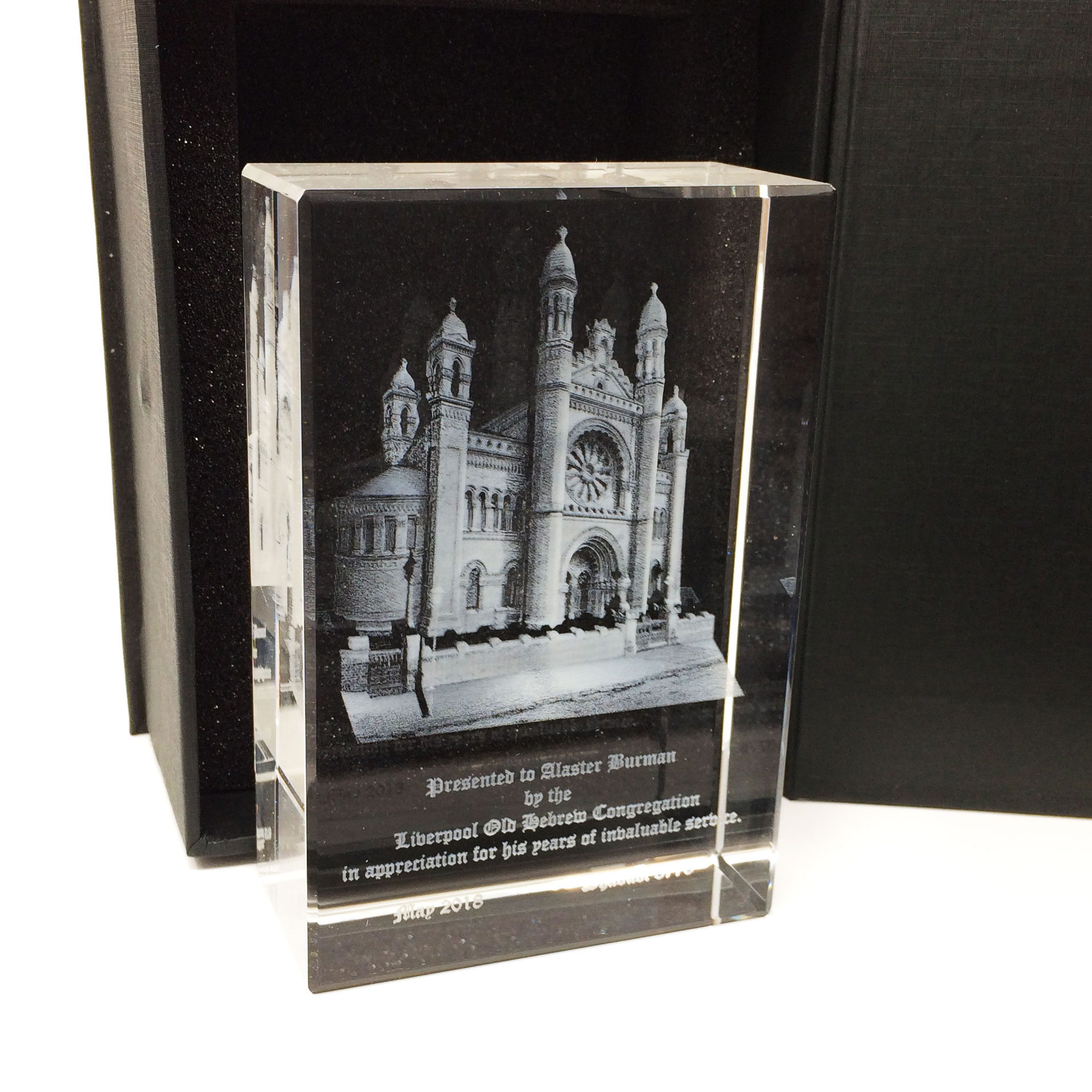 Tombstone trophy with 3D engraving of a building